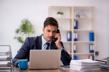 Ofiste çalışan genç işadamı.