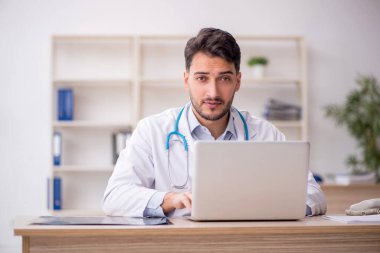 Teletıp konseptinde genç doktor