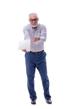 Eski patron beyaz üzerine izole edilmiş gazete okuyor.