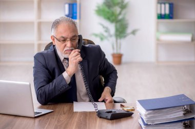 Ofiste çalışan eski bir çalışan.