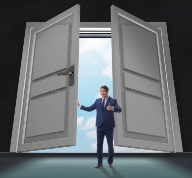 İş adamı büyük bir kapıdan giriyor.