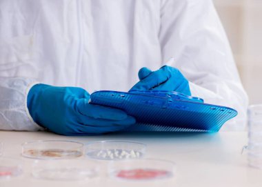 Laboratuvarda çalışan genç erkek kimyager.