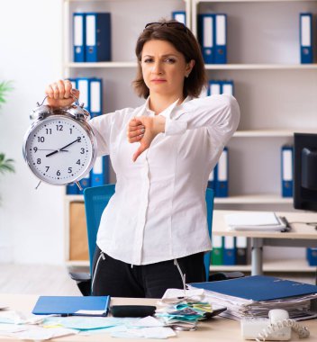 Bütçe planlama konsepti kadın çalışanı.