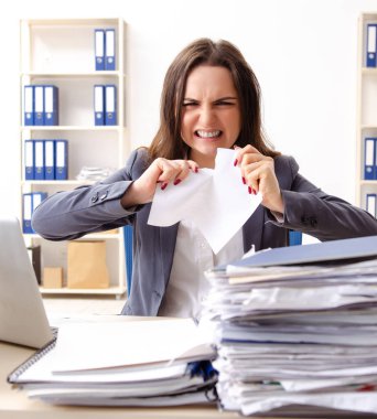 Genç bayan çalışan aşırı işten memnun değil.