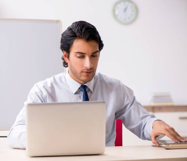 Beyaz heyetin önündeki yakışıklı finans uzmanı.