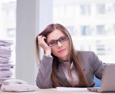 Ofiste çalışan iş kadını.