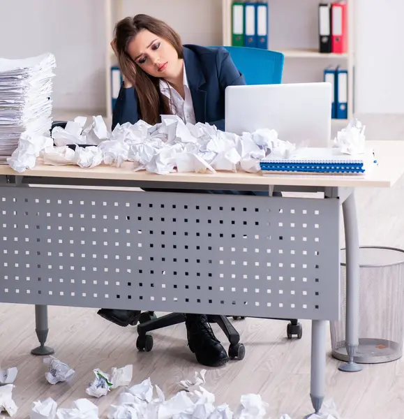 İş kadını bir sürü kağıtla yeni fikirleri reddediyor.