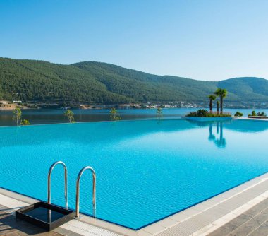 Açık havada güzel bir yüzme havuzu, açık yaz gününde.