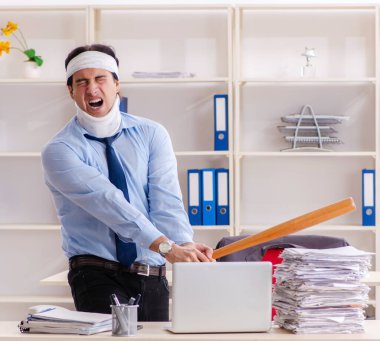 Ofiste çalışan yaralı genç adam.