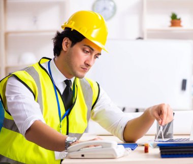 Ofiste çalışan erkek inşaat mühendisi.