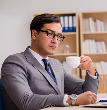 Ofiste çalışan yakışıklı genç işadamı.