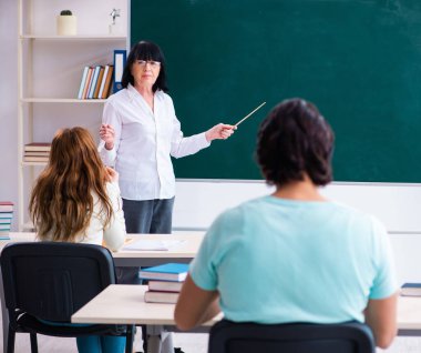 Eski öğretmen ve öğrenciler sınıfta.