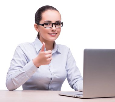 Çalışma masasında laptopuyla çalışan iş kadını.