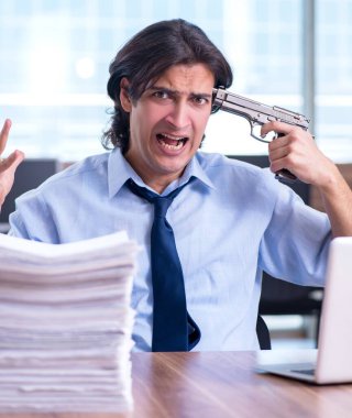 Genç çalışan aşırı işten memnun değil.