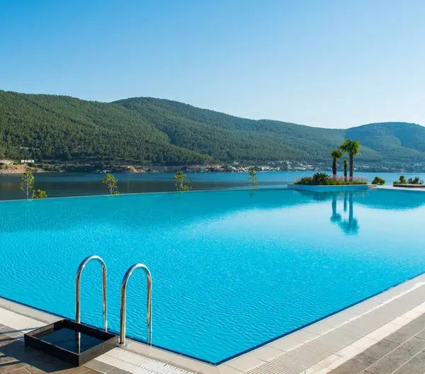 Açık havada güzel bir yüzme havuzu, açık yaz gününde.