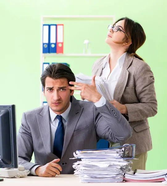 Aşırı çalışmadan muzdarip olan adam.