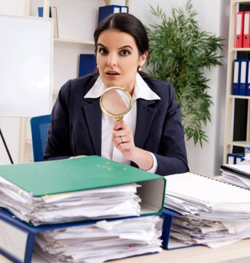 Ofiste çok işi olan bayan çalışan.