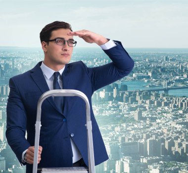 İş adamı iş dünyasında merdiveni tırmanır