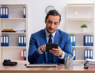 Ofiste çalışan genç işadamı.