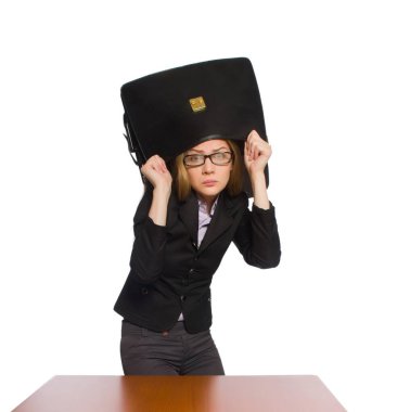 Uzun masada oturan kadın çalışan beyazın üzerinde tek başına.