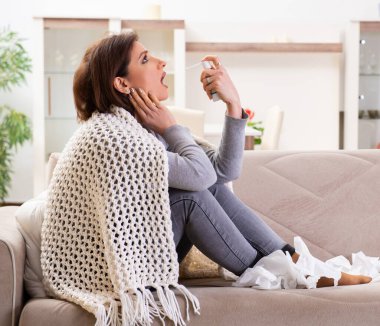 Evde acı çeken orta yaşlı hasta kadın.