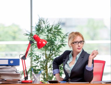 Ofiste çalışan iş kadını.