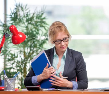 Ofiste çalışan iş kadını.