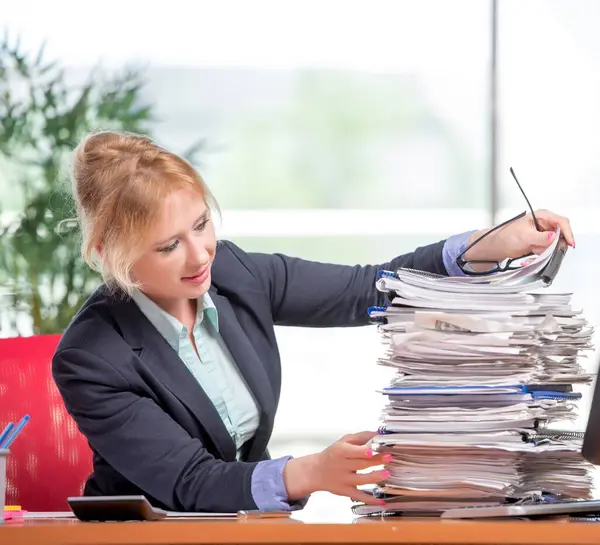 Ofiste çalışan iş kadını.