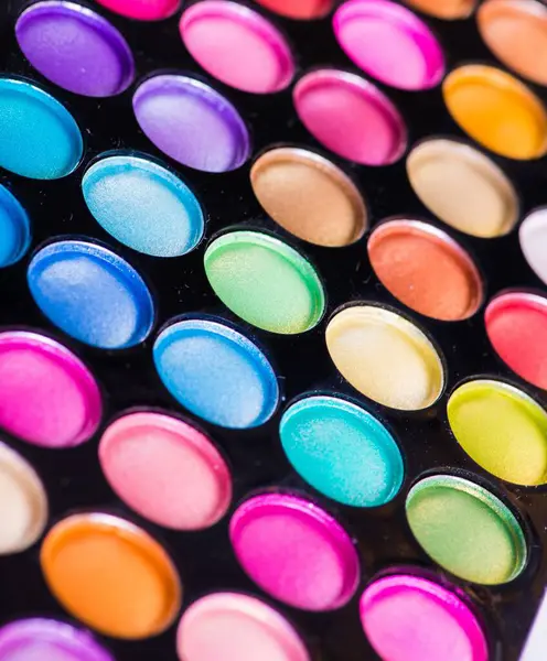 Sanatçı paleti beyaz üzerine izole