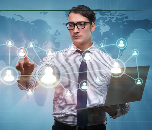 Sosyal ağ kavramında dizüstü bilgisayarı olan işadamı