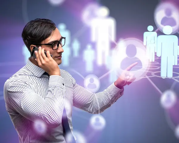 Sosyal ağlarda cep telefonuyla konuşan genç adam.