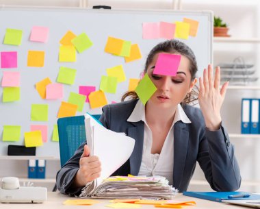 Çelişkili öncelik kavramında çalışan genç bayan.