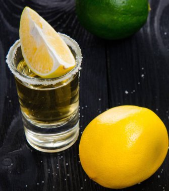 Limonlu ve tuzlu bardakta servis edilen tekila içeceği.