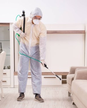 Dairede çalışan haşere kontrol müteahhidi.