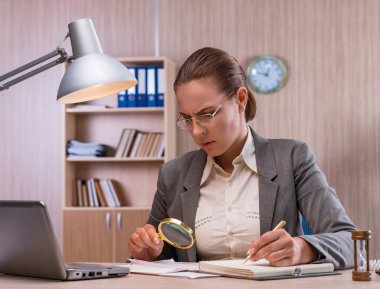 Ofiste çalışan iş kadını.