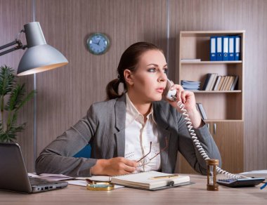 Ofiste çalışan iş kadını.