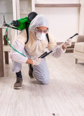 Dairede çalışan haşere kontrol müteahhidi.