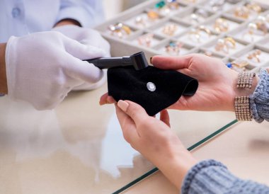 Mağazadaki erkek kuyumcu ve müşteri