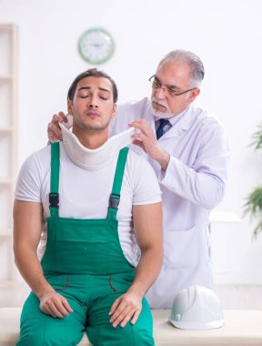 Genç müteahhit yaşlı doktoru ziyaret ediyor.