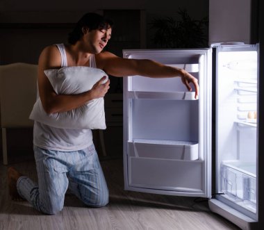 Geceleri buzdolabının yanında diyet yapmayan adam.