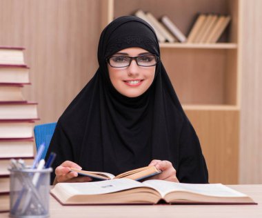 Kadın Müslüman öğrenci sınavlara hazırlanıyor.