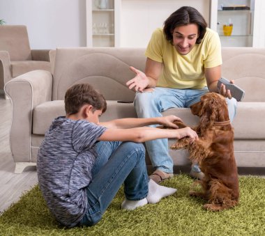 Cocker spaniel köpeği olan genç bir baba ve oğul