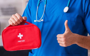 İlk yardım çantalı erkek doktor.