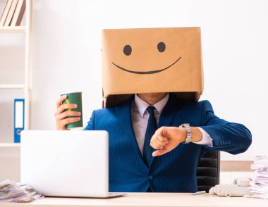 Kafası yerine kutusu olan mutlu adam.