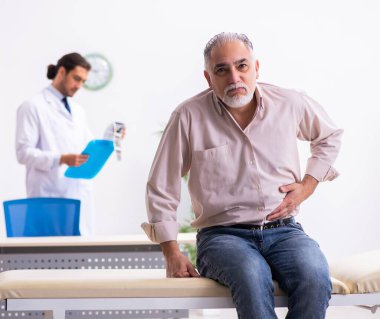 Yaşlı hasta genç doktoru ziyaret ediyor.