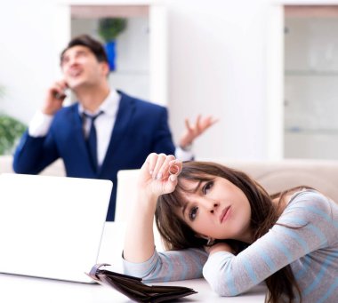 Evde parası olmayan iflas etmiş bir aile.