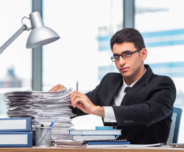 Ofiste çalışan genç işadamı.