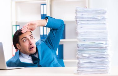 Genç erkek çalışan aşırı işten memnun değil.