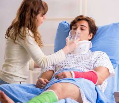 Hastanede yaralı kocaya bakan sevgili eş.