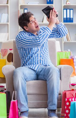 Evden alışveriş yaptıktan sonra genç adam.